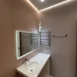 Туалет хороший ракурс видно зеркало и раковина