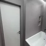 Туалет вид на дверь большим планом