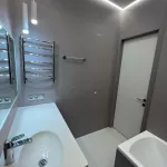 Туалет видно сушилку и выходную дверь