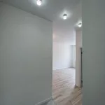 Видно подсветку в коридоре