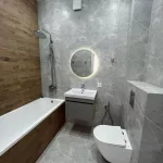 Вид туалета с прикольной палочкой возле унитаза