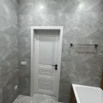 Вид внутри туалета на дверь и выход