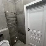 Вид на двери внутри туалета
