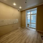 Вид внутри кухне на окно и подсветку