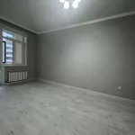 вид на одну из комнат закрашенными стенами