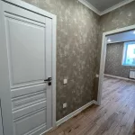 в коридоре с закрытой дверью