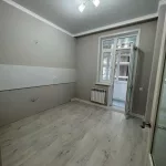 Вид внутри кухне на балкон