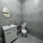 Вид на зеркало внутри туалета