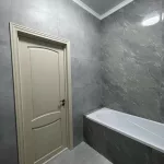 Вид на закрыта дверь внутри санузла