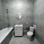 Вид на унитаз в туалете