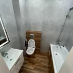 Видно унитаз в туалете