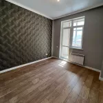 Вид комнаты с выходом на балкон
