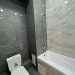 Стена под мрамор в туалете