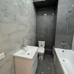 Вид внутри ванной комнаты в Серых тонах