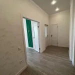 Вид на открыты двери внутри коридора