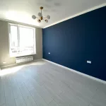 Вид внутри комнаты с видом на окно