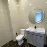 Отражение подсветки внутри туалета
