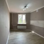 Вид внутри кухне со стороны двери на окно