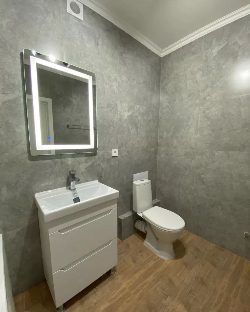 Вид крупным планом на зеркало в туалете