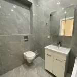 Видно ни что внутри стены которая исполнено под мрамор